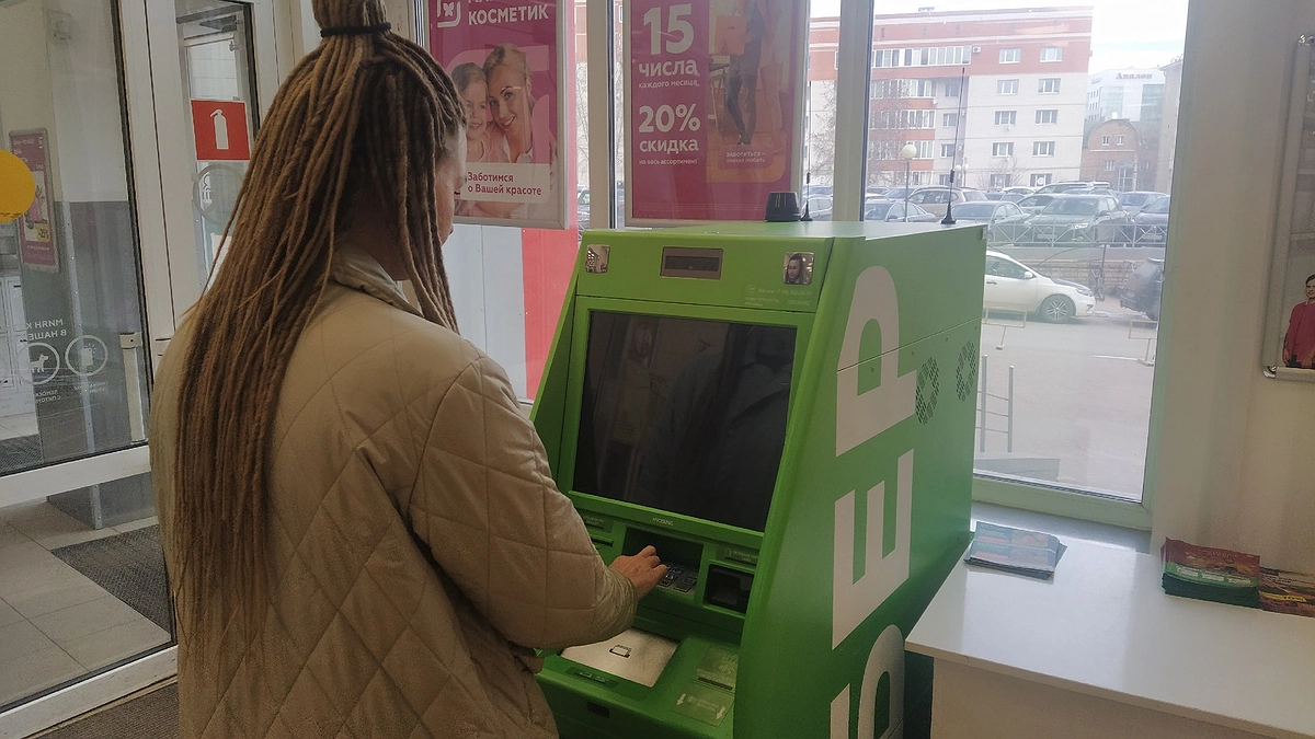 Главная картинка новости: Теперь будет запрещено: в России с 2 июня вводятся новые правила на снятие наличных с банковских карт - чего ждать пользователям