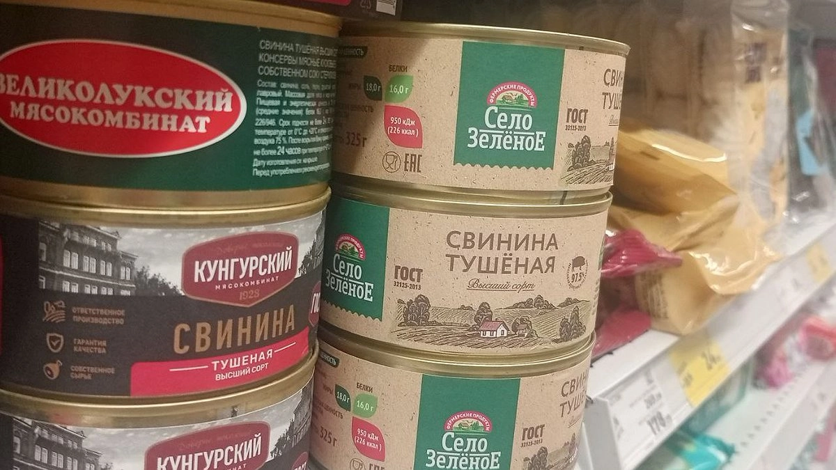 Главная картинка новости: Крестная скупает в Светофоре свинину, клубнику — делает и продаёт тушенку, варенье. На вырученные деньги уже дом себе построила