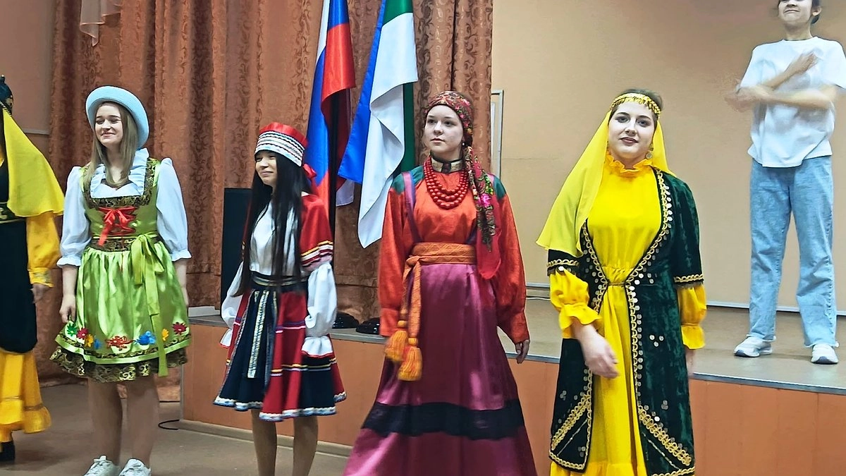 Усинская школа №2 отметила Единство Народов России ярким фестивалем