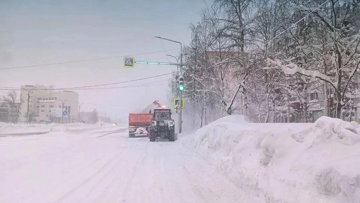 Главная картинка новости: В Усинске из-за снегопадов коммунальные службы переведены на усиленный режим