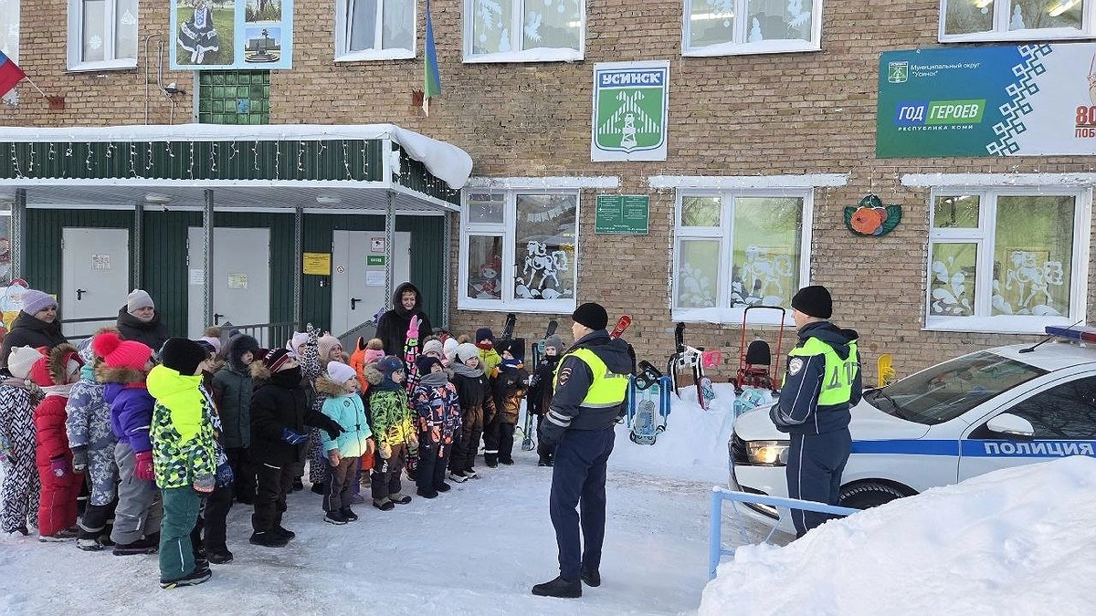 В Усинске автоинспекторы провели занятие по безопасности дорожного движения для дошкольников