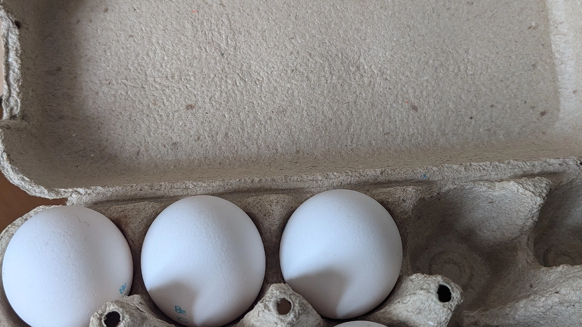 Главная картинка новости: Почему яйца после варки запрещено класть в холодную воду