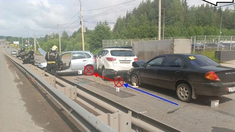 Главная картинка новости: В Коми невнимательность водителя привела к травме маленькой девочки в ДТП
