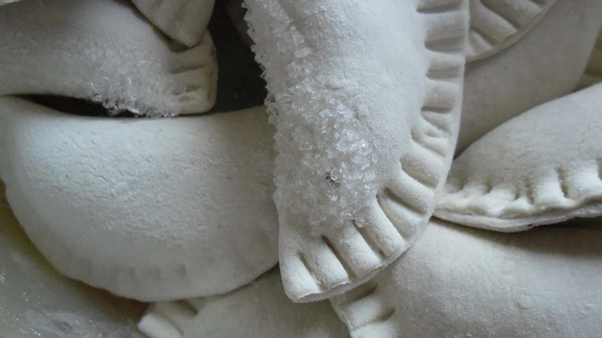 Главная картинка новости: Перемолотые рога и копыта, мяса нет абсолютно: в Роскачестве назвали худшие бренды пельменей