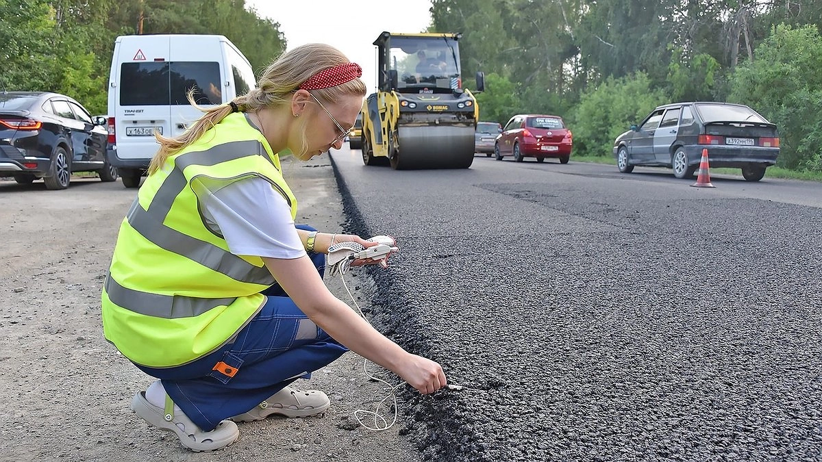 Общественники проверили ход ремонта дороги в Коми: выявлены вопросы к толщине покрытия