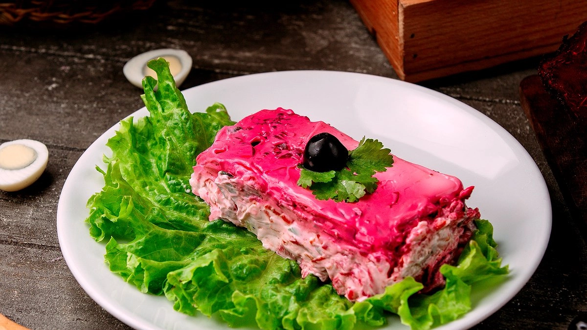 Главная картинка новости: «Фишка» от шеф-повара: добавляем в селёдку под шубой нестандартный ингредиент — и салат заиграет по-новому