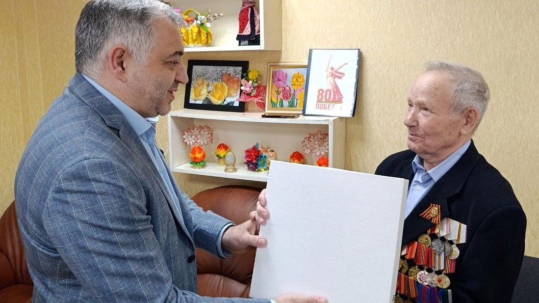 Главная картинка новости: ЛУКОЙЛ и администрация Усинска поздравили ветеранов в канун Дня Победы