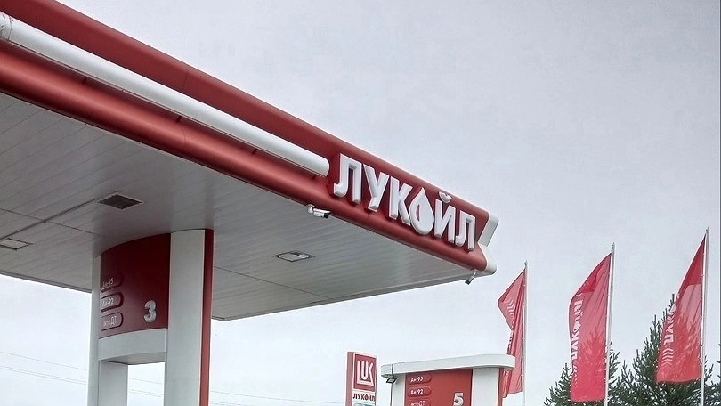 Главная картинка новости: В Усинске Лукойл отремонтировал центральную детскую площадку