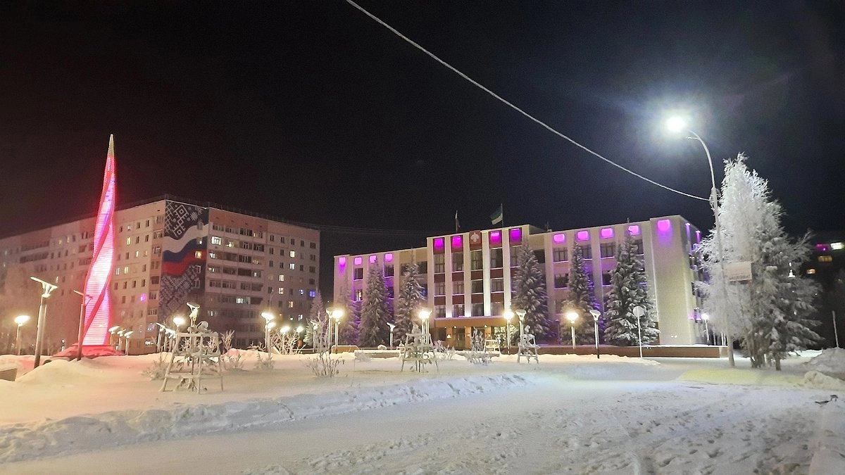 Главная картинка новости: Усинск встречает день морозной ясностью