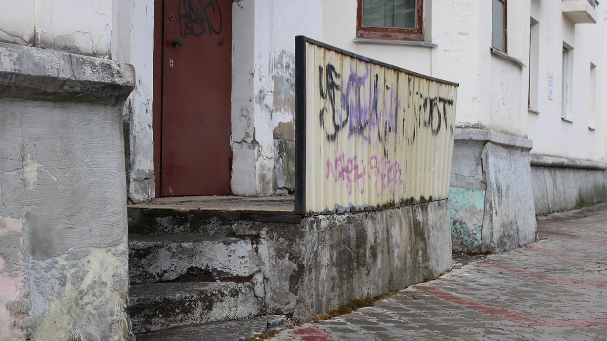 Главная картинка новости: В Коми полицейские задержали мужчину, размещавшего наркорекламу на стенах домов