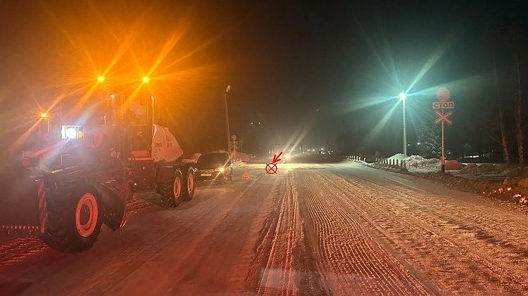 Тракторист из Усинска получил травмы после наезда на препятствие на железнодорожном переезде