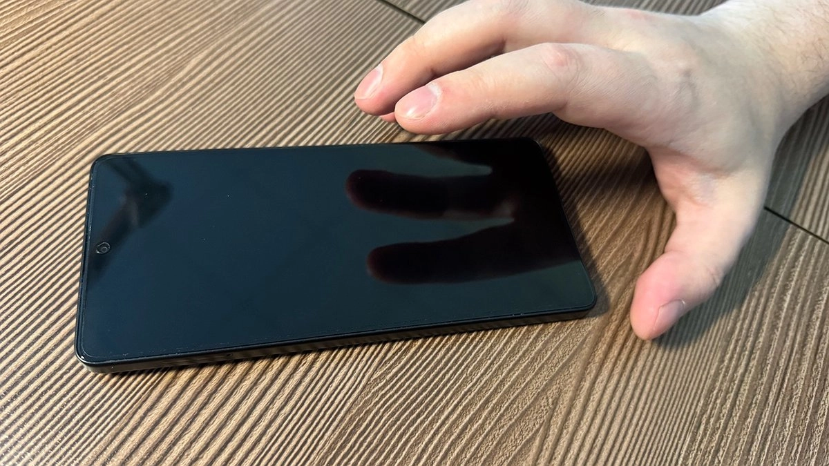 Главная картинка новости: В Коми ремонт телефона обернулся его кражей