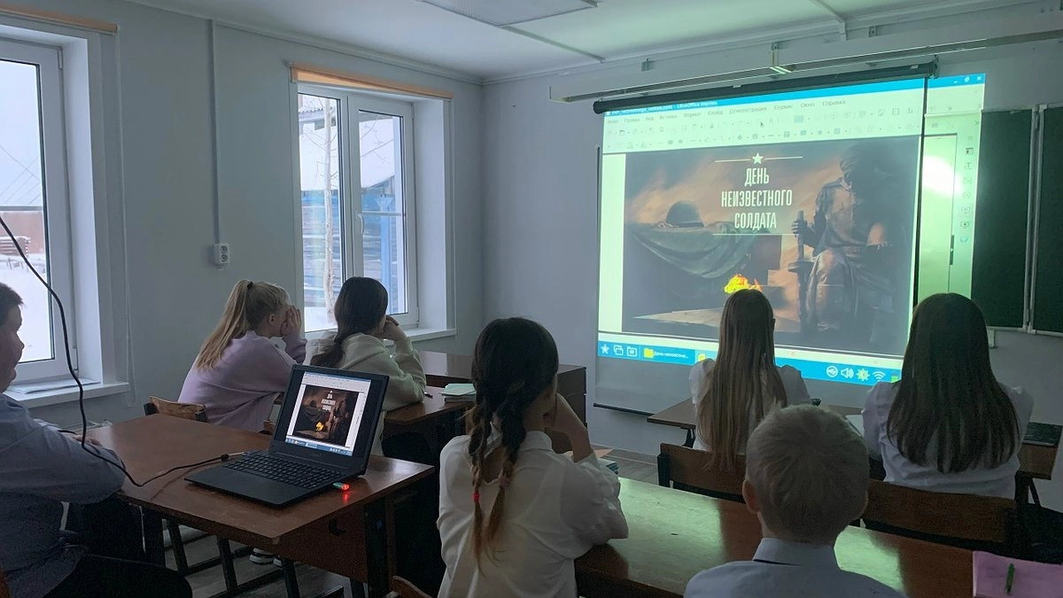 Главная картинка новости: Школьники Коми отметили День Неизвестного Солдата тематическими акциями