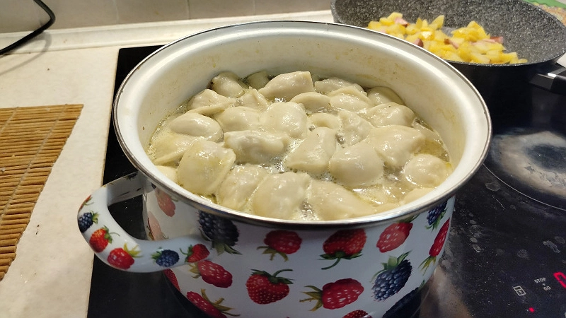 Главная картинка новости: Всего 50 грамм — и тесто сочное даже без начинки: пельмени и вареники получаются, как у бабушки в деревне