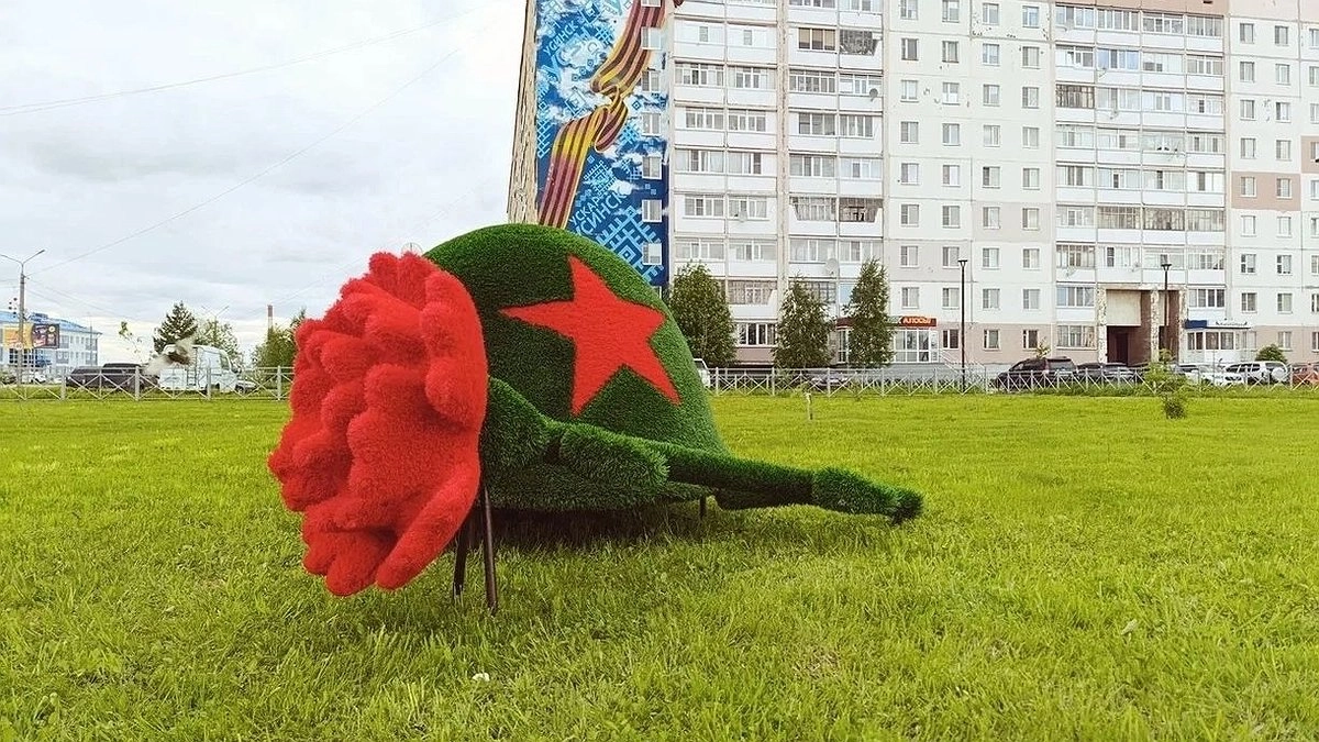 Главная картинка новости: Усинск украшает площадь у мемориала новым символом памяти