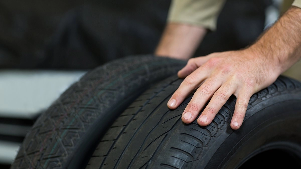 Главная картинка новости: Какое давление в шинах должно быть летом: назван идеальный параметр — повысится управляемость и существенно снизится износ