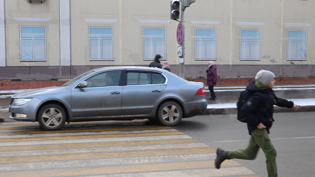 Главная картинка новости: Верховный Суд поставил жирную точку: обязан ли водитель ждать, пока пешеход полностью перейдёт дорогу