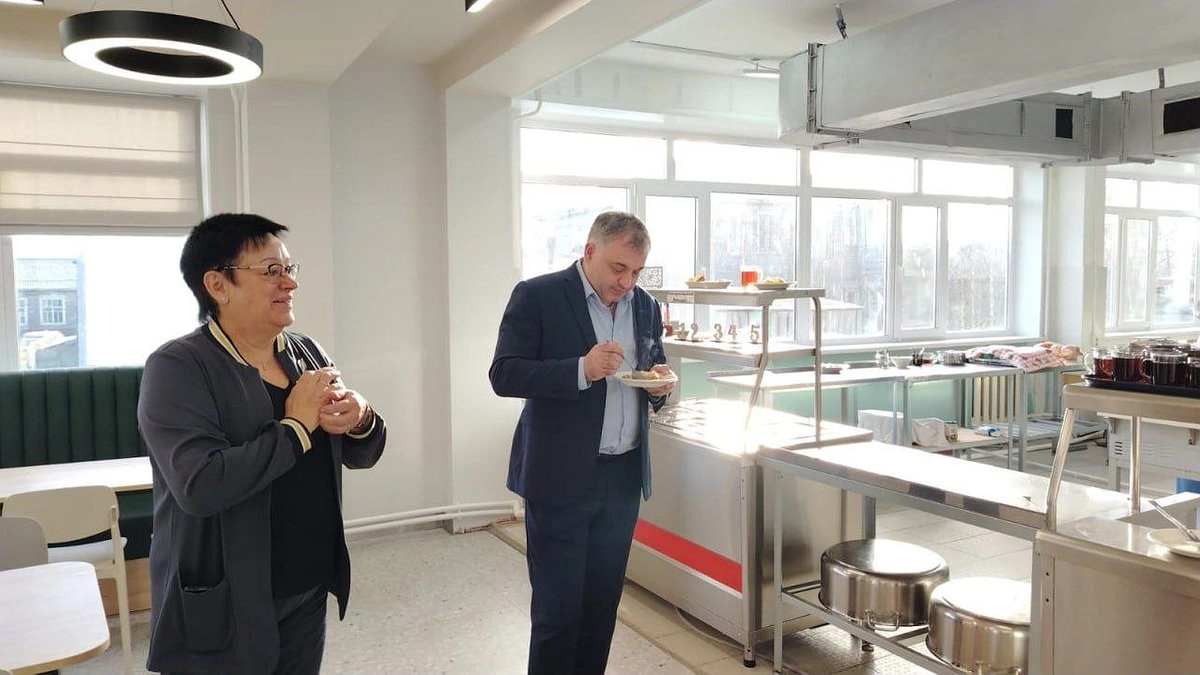 Главная картинка новости: Глава округа Усинск с рабочим визитом посетил школу