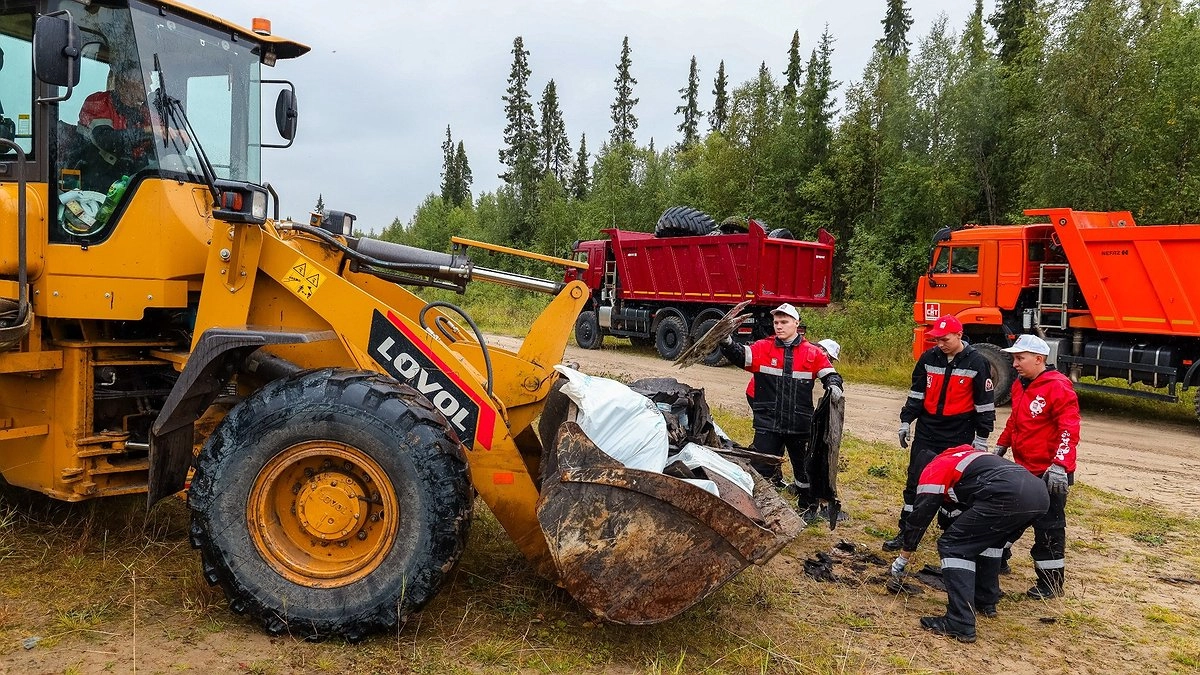 Главная картинка новости: В рамках акции «Речная лента-2025» очистили берег в Усинске  