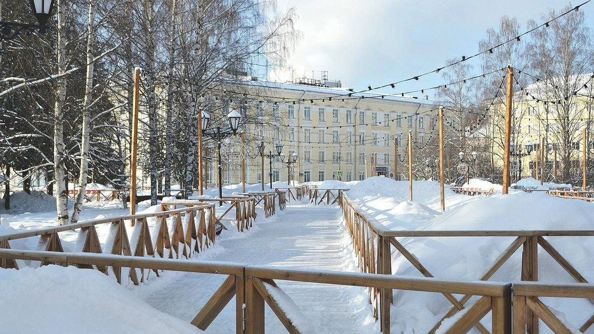 Главная картинка новости: В Усинске в парке «Мультидром» запустили работу нового катка