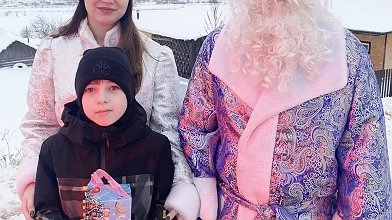 Главная картинка новости: Полицейский Дед Мороз и Снегурочка подарили радость детям Коми