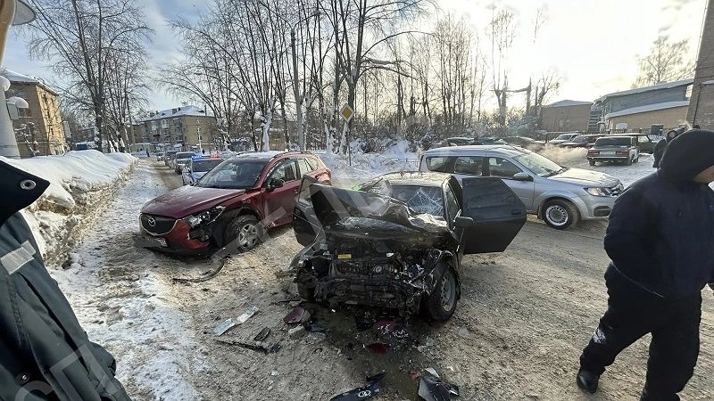 В Коми пенсионер на "Мазде" протаранил ВАЗ с молодёжью