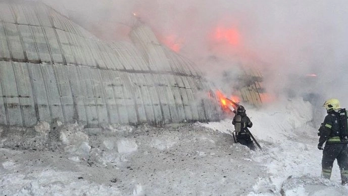Главная картинка новости: В Усинске при крупном пожаре в ангаре пострадал мужчина