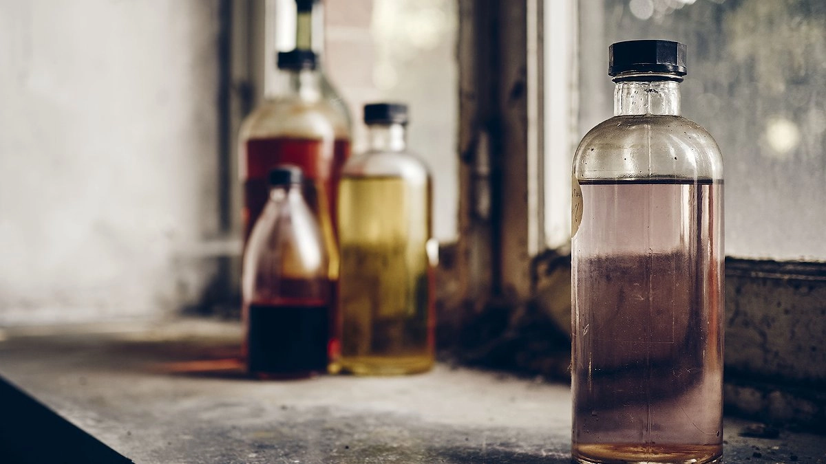 Главная картинка новости: Как заработать 1,5 миллиона на пустых бутылках из под дешёвого вина, их даже во вторсырьё не принимают