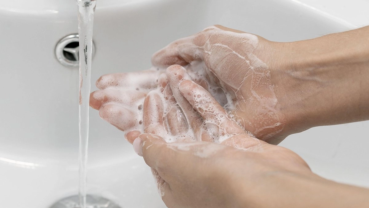 2 стакана и вода больше не стоит в раковине: совет от опытного сантехника - как можно просто и быстро устранить засор и прочистить слив