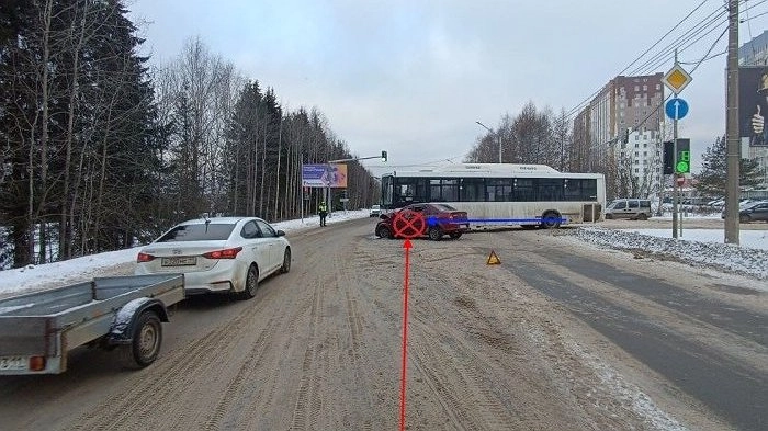 Главная картинка новости: В Коми легковушка нарушила сигнал светофора и столкнулась с автобусом