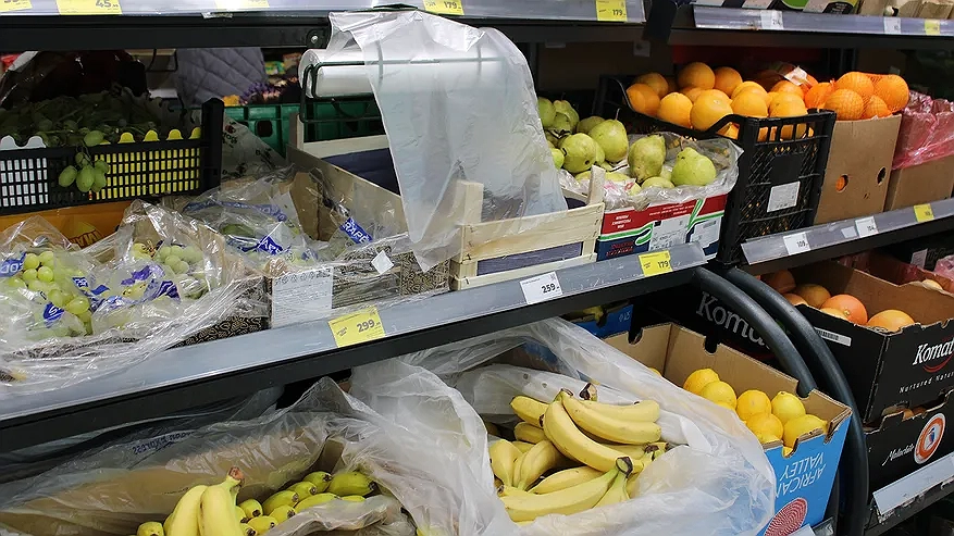 Главная картинка новости: Зачем продавцы "Магнитов" и "Пятёрочек" забирают себе маленькие скрытые пакетики из ящиков с бананами