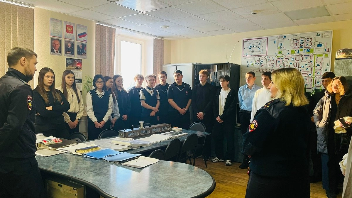 В Усинске школьников познакомили с работой полиции в рамках акции «Студенческий десант»