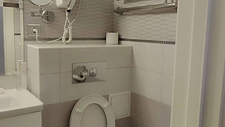 Главная картинка новости: Три капли на салфетку — и унитаз сияет даже в темноте: ни ржавчины, ни мочевого камня — даже усилий прикладывать не придется