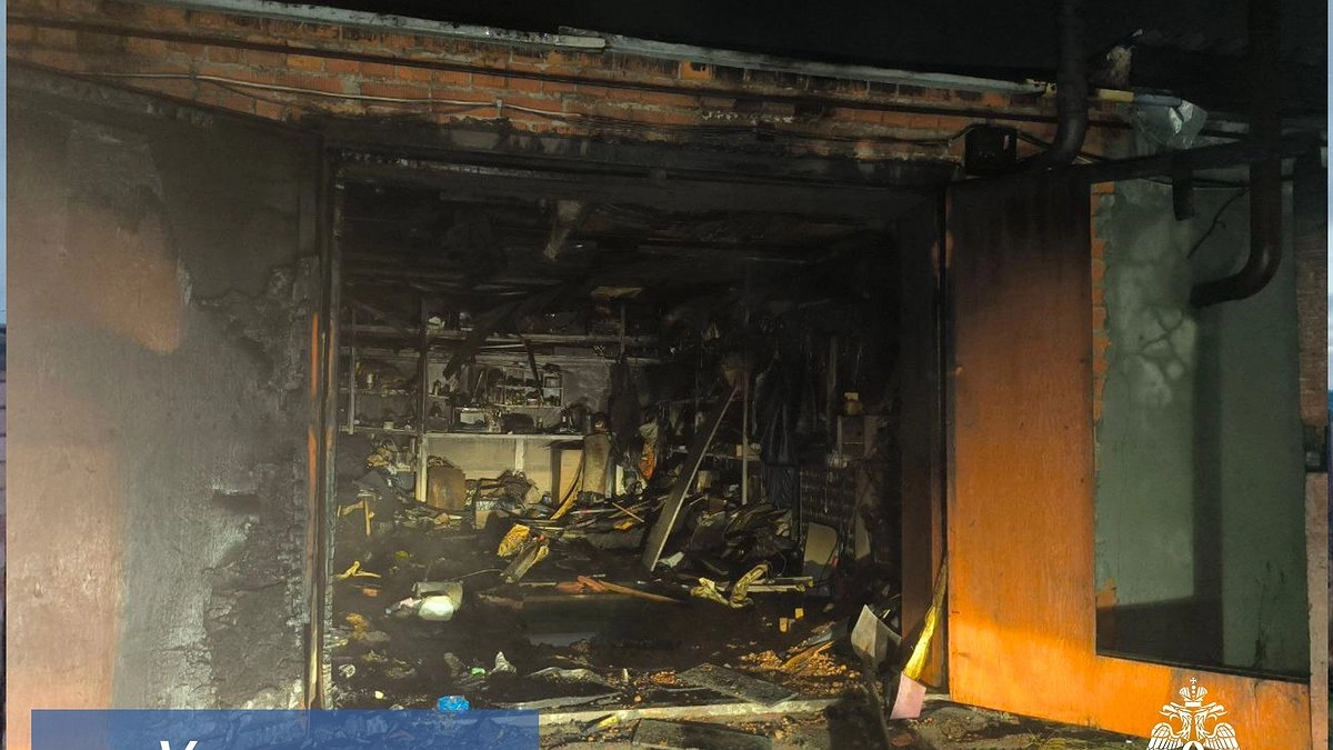 Главная картинка новости: В Усинске сгорел гараж местного кооператива