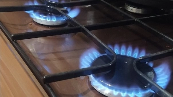 Указ вступает в силу: с 1 декабря штраф 1500 рублей в сутки для всех владельцев квартир с газовой плитой