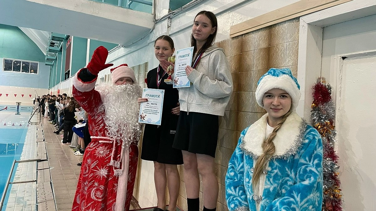 Главная картинка новости: В Усинске состоялось первенство по плаванию на призы Деда Мороза