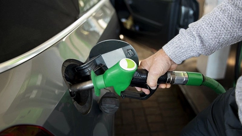 Главная картинка новости: Как одна хитрость с заправочным пистолетом на АЗС позволяет залить полный бак бензина — куда и как нажимать