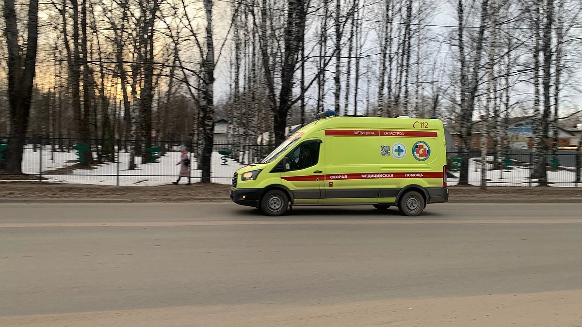 Главная картинка новости: В Коми грузовик спровоцировал ДТП с легковым автомобилем