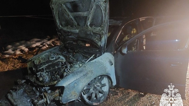 В Коми на дороге загорелся легковой автомобиль