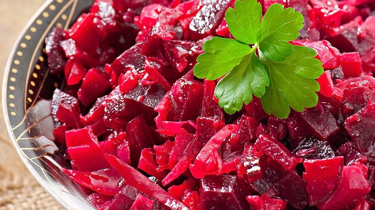 Берем свеклу и 1 банку кукурузы — а на выходе получаем очень вкусный и легкий салат: и на праздник, и на каждый день