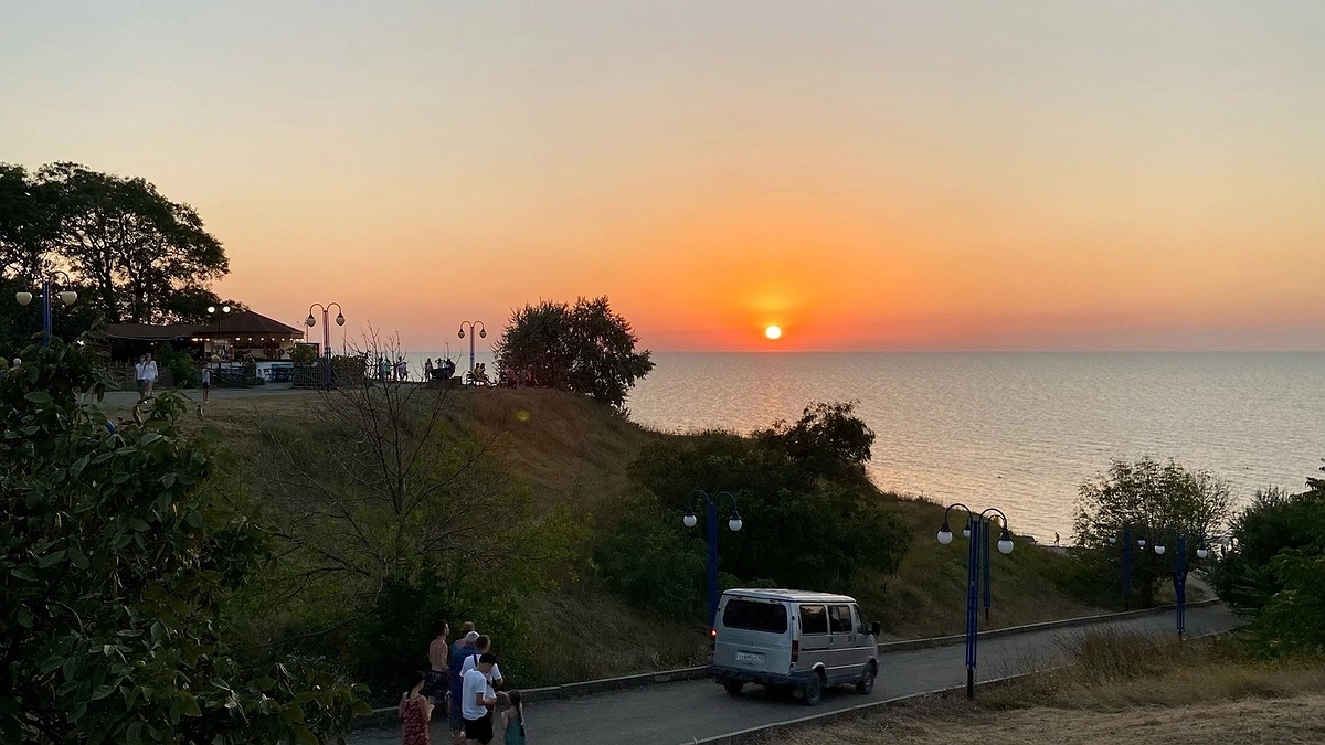 "Купаться невозможно, будете сидеть на берегу": Черное море преподнесло неприятный сюрприз отдыхающим этим летом