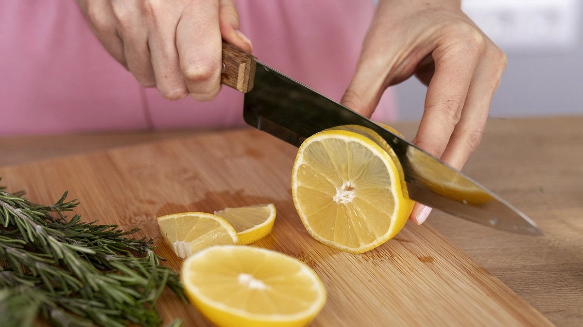 Главная картинка новости: Разрезанный лимон всегда будет свежим: воспользуйтесь этим простым способом хранения
