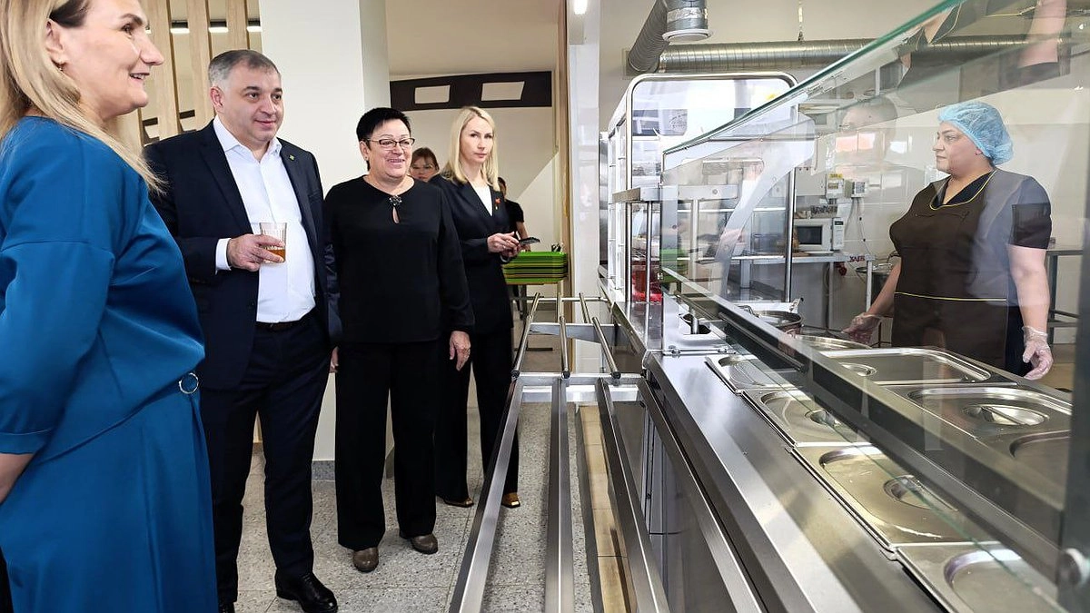Главная картинка новости: Николай Такаев проверил, как организовано питание в учебном заведении Усинска