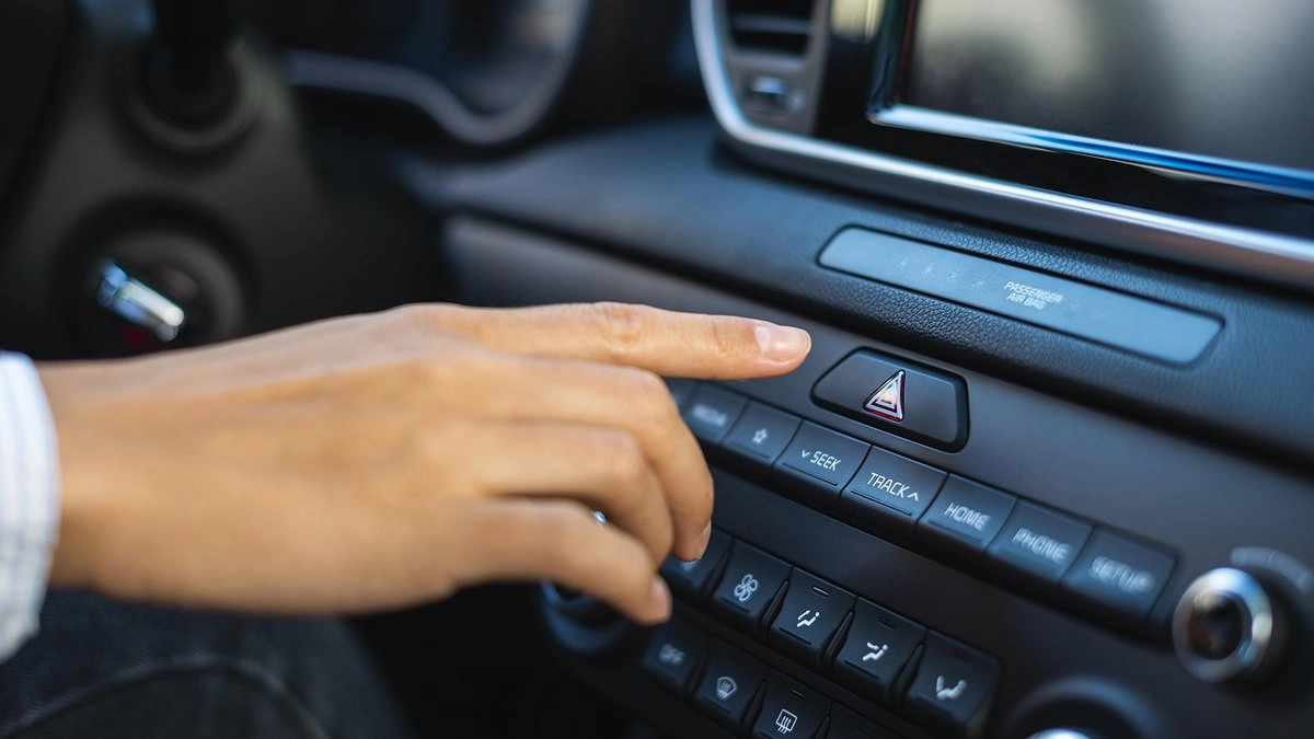 Главная картинка новости: Зачем водители с большим опытом стали зажимать 2 кнопки стеклоподъемника в авто