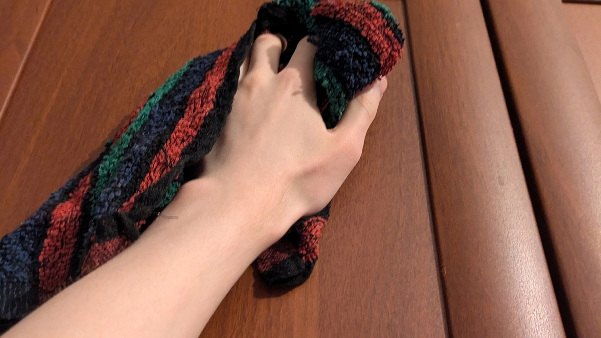 Главная картинка новости: Не надо протирать пыль сверху шкафов: соседка подсказала как за 7 минут убрать "самый верх" - и без лишней физкультуры