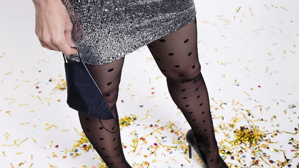 Главная картинка новости: Не злите Зеленую Деревянную Змею: в чем нельзя праздновать Новый 2025 — отпугнете деньги и удачу