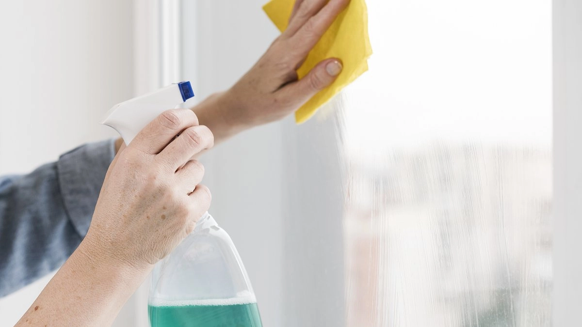 Главная картинка новости: 1 чайная ложка — и окна сверкают бриллиантом до поздней осени: копеечный трюк для ленивых