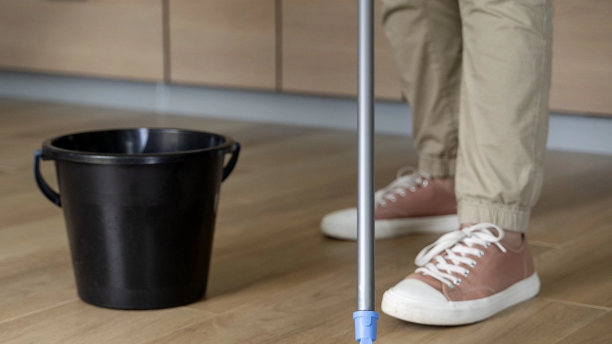 Главная картинка новости: Полы можно не мыть целыми неделями: всего одна ложка на ведро воды и поверхности сверкают как зеркало