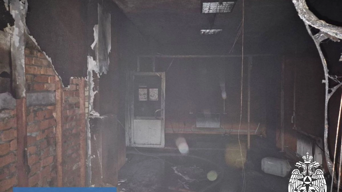 В Усинске потушили пожар в заброшенном здании, пострадавших нет