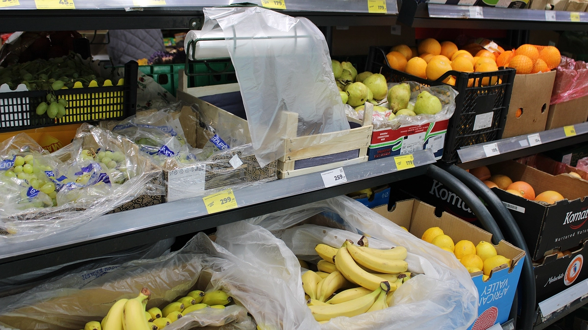 Главная картинка новости: Зачем продавцы "Магнитов" и "Пятёрочек" забирают себе маленькие незаметные пакетики из ящиков с бананами